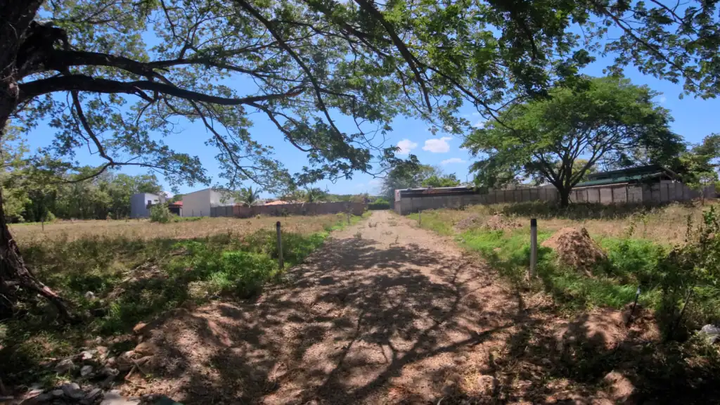 Lote residencial de 861 m² en Liberia, Guanacaste. Acceso por servidumbre privada, rodeado de naturaleza y a minutos del centro de la ciudad.