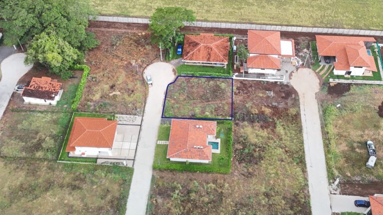 Lote en venta en Condominio La Tajona de 417 m² con anteproyecto de casa