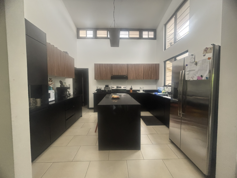 Casa en venta en Liberia – 350 m² construidos Arquitectura Minimalista
