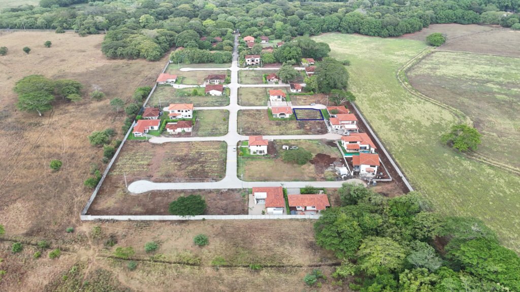 Lote en venta en Condominio La Tajona de 417 m² con anteproyecto de casa