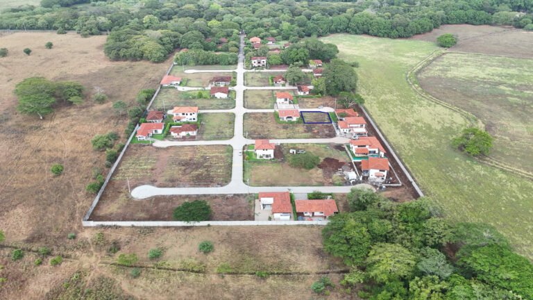 Lote en venta en Condominio La Tajona de 417 m² con anteproyecto de casa