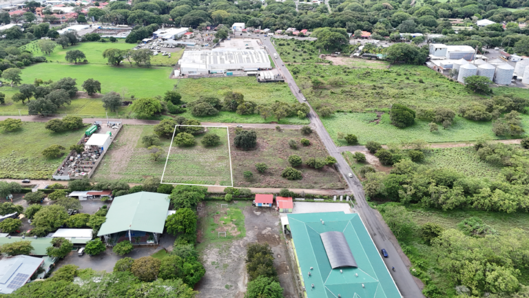 Lote comercial de 3.251 m² en venta en Liberia, Guanacaste – Uso mixto y dos frentes