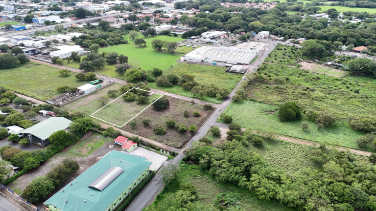 Lote comercial de 3.251 m² en venta en Liberia, Guanacaste – Uso mixto y dos frentes