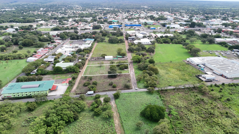 Lote comercial de 3.251 m² en venta en Liberia, Guanacaste – Uso mixto y dos frentes