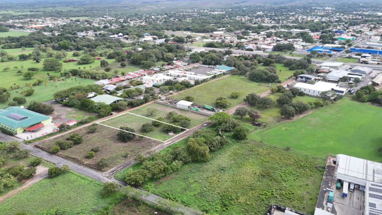 Lote comercial de 3.251 m² en venta en Liberia, Guanacaste – Uso mixto y dos frentes